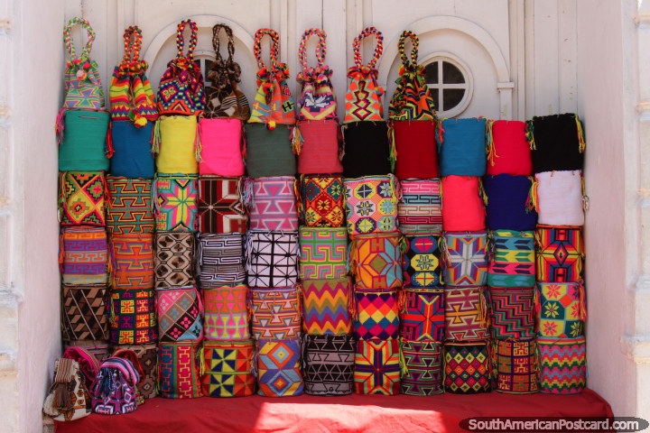 Bolsas de ombro de hippie em cores brilhantes, compre um da rua em Cartagena. (720x480px). Colmbia, Amrica do Sul.