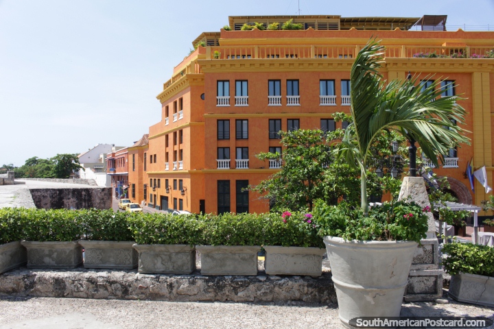 Cor cor-de-laranja assombrosa de um hotel perto da fortaleza em Cartagena. (720x480px). Colmbia, Amrica do Sul.