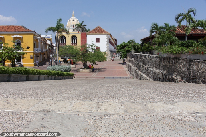 Mirando hacia atrás en la ciudad vieja de la fortaleza de piedra, impresionante Cartagena! (720x480px). Colombia, Sudamerica.