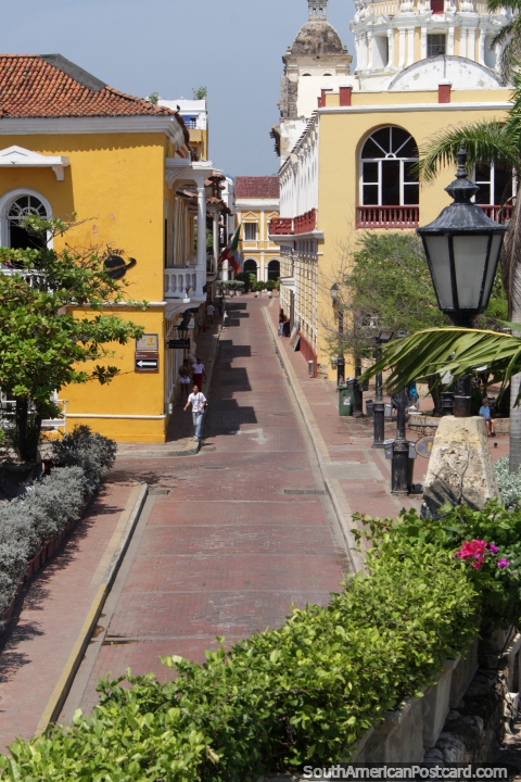 As ruas olham estreitas e grandes de Cartagena, examine do topo da parede. (480x720px). Colômbia, América do Sul.