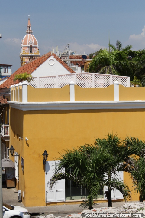 Torre de catedral na distância, examine da parede perto do mar em Cartagena. (480x720px). Colômbia, América do Sul.