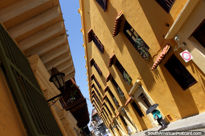 Fachadas de beleza, janelas com flores e telhados cobertos com telhas, muito bonitos em Cartagena. (720x480px). Colômbia, América do Sul.