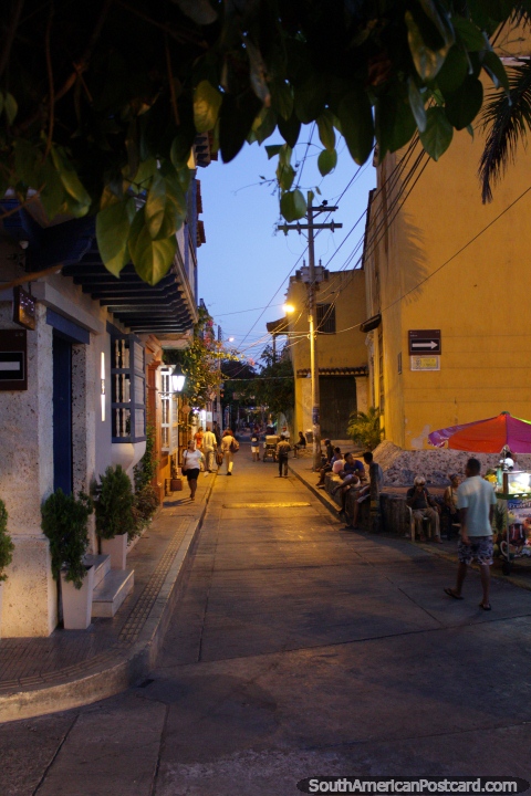 Calle junto a la Plaza Trinidad, en la noche, buena comida por aquí como la pizza, de Cartagena. (480x720px). Colombia, Sudamerica.