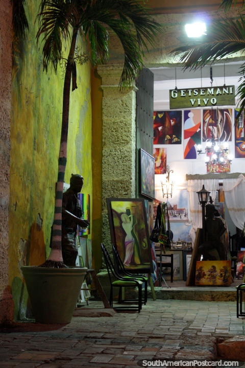 Getsemani Vivo, galería de arte junto a la Plaza Trinidad en Cartagena. (480x720px). Colombia, Sudamerica.