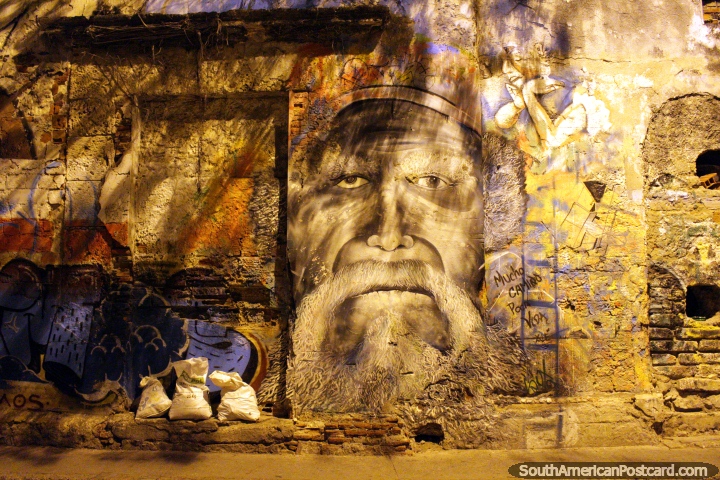 Anciano con barba, fantástico mural en una pared de piedra en Cartagena. (720x480px). Colombia, Sudamerica.