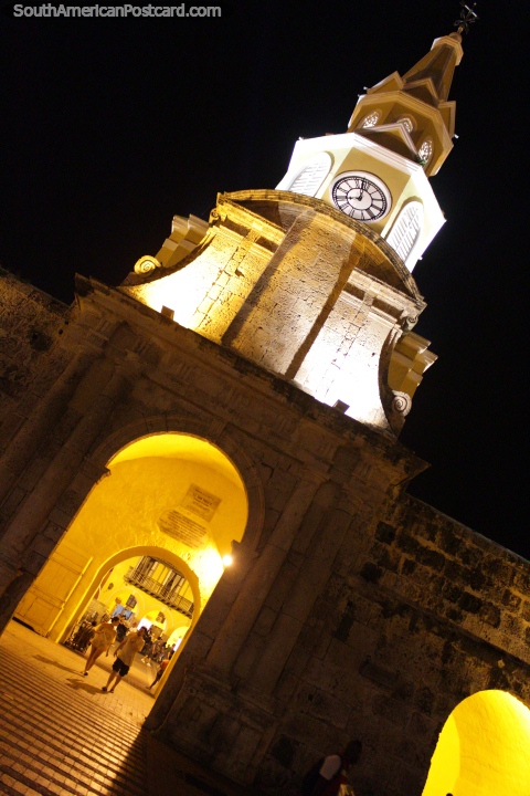 A torre de relógio de Cartagena famosa a noite - Torre do Reloj (1631). (480x720px). Colômbia, América do Sul.