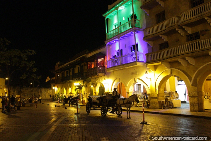 Os cavalos e as carretas esperam os que desejam para viagens de cidade de tarde em Cartagena. (720x480px). Colômbia, América do Sul.