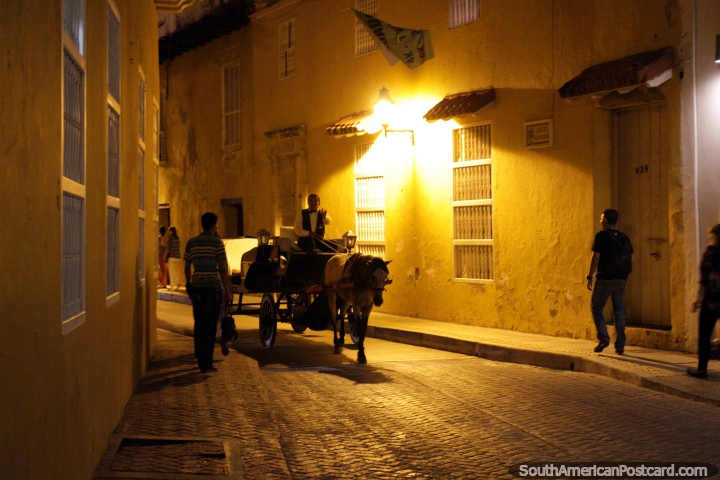 De tarde, as ruas na velha cidade apresentam cavalo e viagens de carreta, Cartagena. (720x480px). Colômbia, América do Sul.