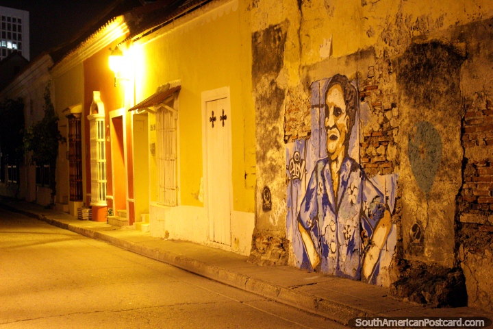Arte de grafite e luzes do lado de fora de casas em uma rua tranquila em Cartagena. (720x480px). Colômbia, América do Sul.