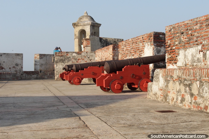 3 caones rojo guardia de Cartagena desde el Castillo de San Felipe en la colina. (720x480px). Colombia, Sudamerica.