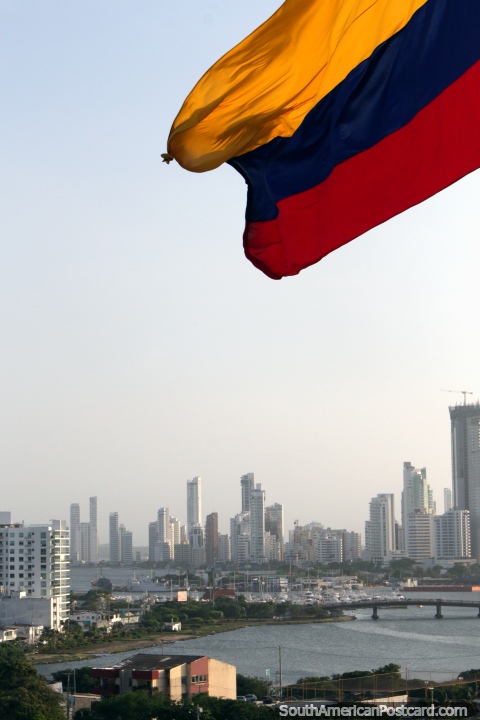 Bandera de Colombia vuela sobre la nueva ciudad de Cartagena desde el Castillo de San Felipe. (480x720px). Colombia, Sudamerica.