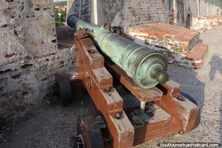 Um velho canho de bronze pronto para arruinar qualquer pirata em mar, castelo San Felipe, Cartagena. (720x480px). Colmbia, Amrica do Sul.