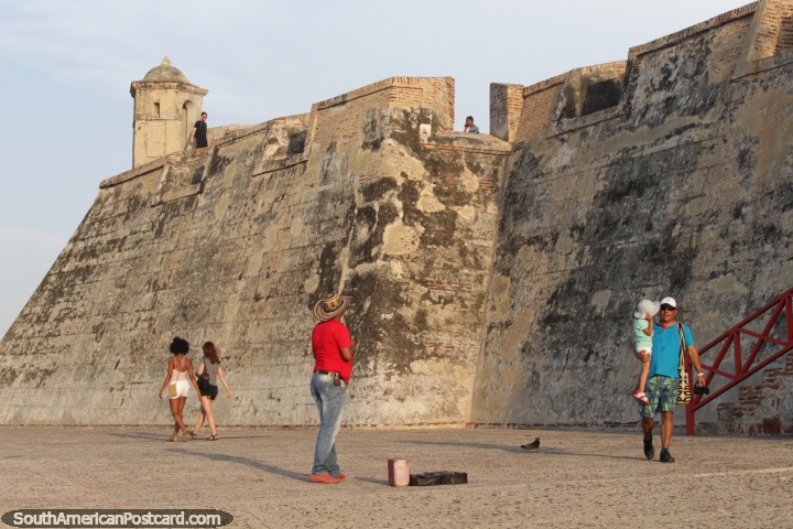 O castelo San Felipe custa a pesos de $USD25.000 a taxa de entrada (de $USD9) e de fato vale a pena, Cartagena. (720x480px). Colmbia, Amrica do Sul.