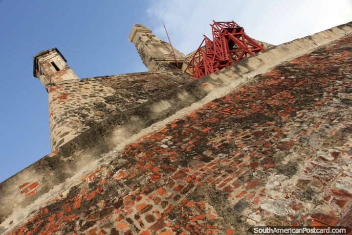 Las grandes paredes de piedra, importantes para el fortalezas y otras estructuras defensivas, Castillo de San Felipe, Cartagena. (720x480px). Colombia, Sudamerica.