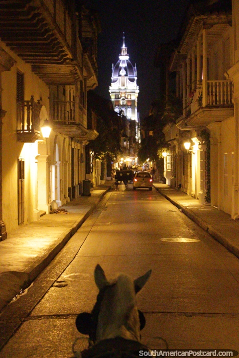 Ao longo da rua em direo a catedral a noite por cavalo e carreta, Cartagena. (480x720px). Colmbia, Amrica do Sul.