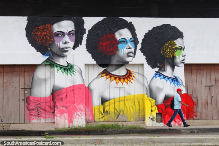 Mural de 3 mulheres que usam cores diferentes, rosa, amarelas e vermelhas, parte central da cidade Cartagena. (720x480px). Colmbia, Amrica do Sul.