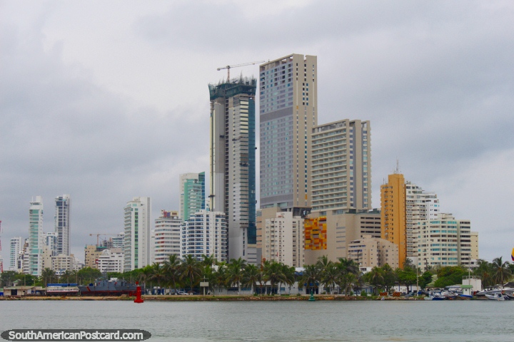 Os altos edifcios modernos da nova cidade atravs da gua da velha cidade de Cartagena. (720x480px). Colmbia, Amrica do Sul.