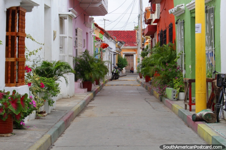 Calle colorido y estrecha de casas en Cartagena fuera de las puertas de la ciudad. (720x480px). Colombia, Sudamerica.