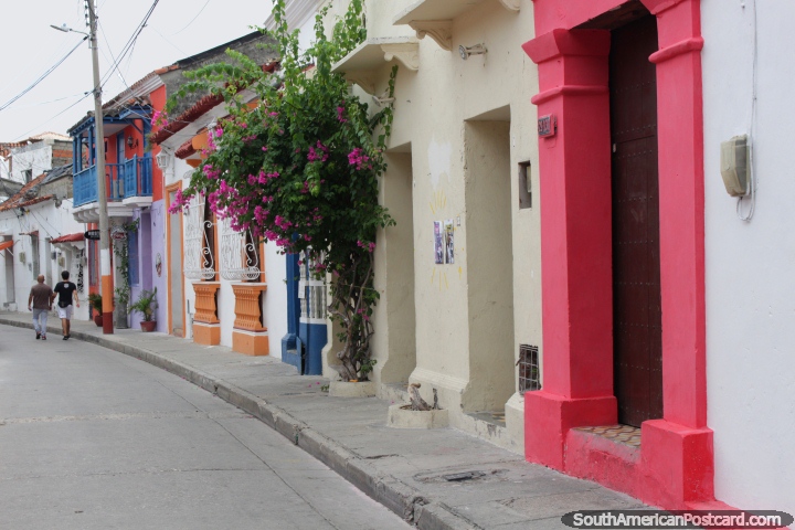Casas com muita cor pintadas, ruas com flores em Cartagena. (720x480px). Colômbia, América do Sul.