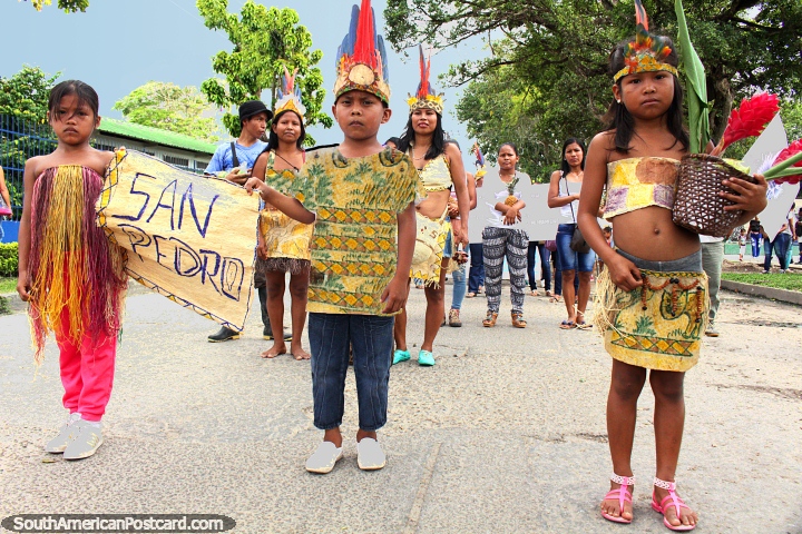 Crianças em roupa de Amazônia tradicional na pompa em Leticia. (720x480px). Colômbia, América do Sul.