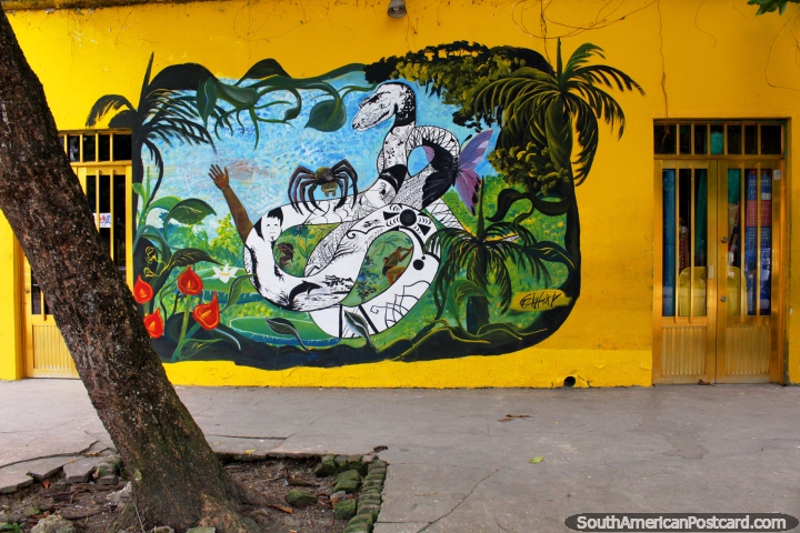 Mural de una enorme serpiente, una araña y una mariposa, en Leticia. (720x480px). Colombia, Sudamerica.