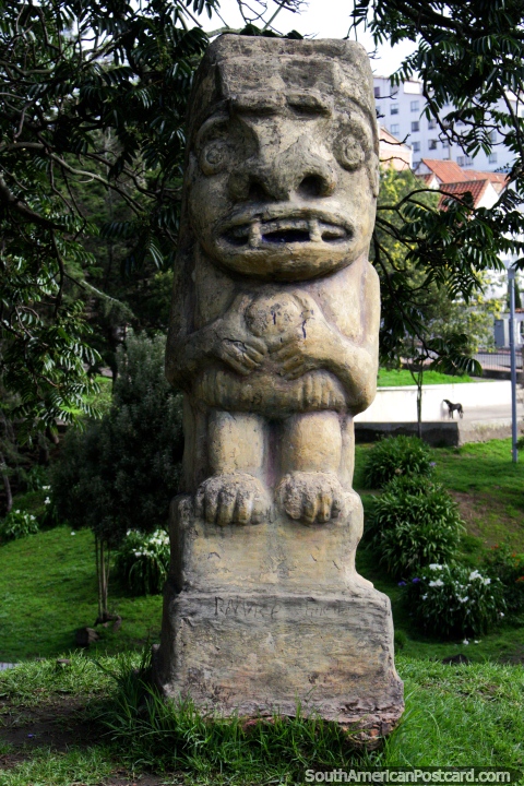 Figura de piedra precolombina en el Bosque de la República en Tunja. (480x720px). Colombia, Sudamerica.