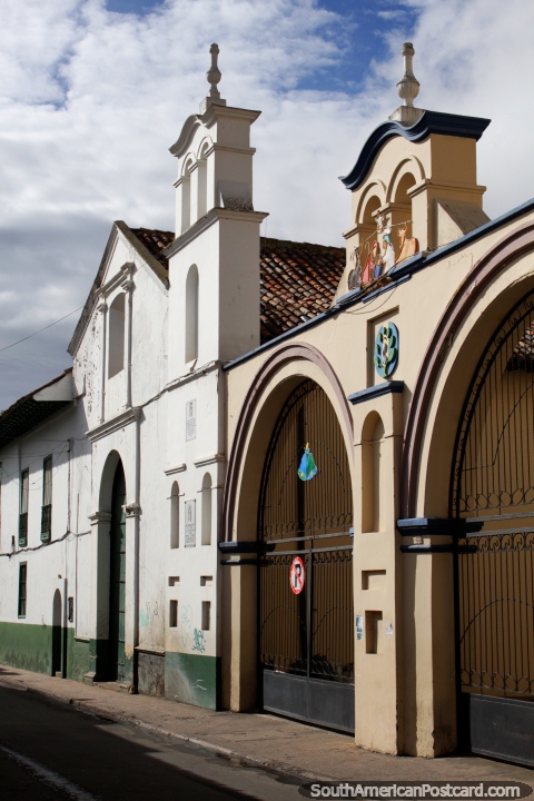 Edificio histórico con arcos, explorando las calles de Tunja. (480x720px). Colombia, Sudamerica.