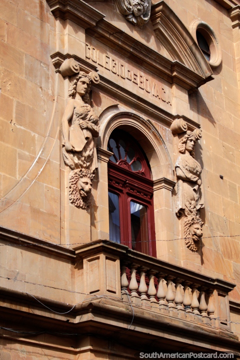 Colegio de Boyaca, una fachada de aspecto muy importante en Tunja hecha de piedra. (480x720px). Colombia, Sudamerica.