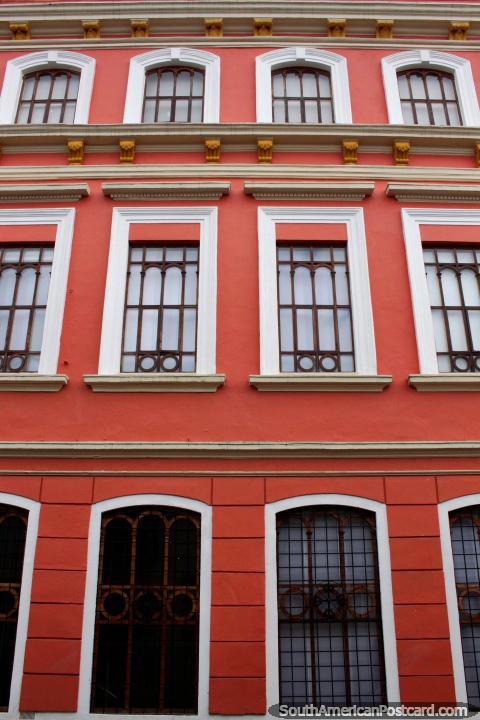 Universidade de Santo Tomas em Tunja com fachada vermelho-viva e bem tratada. (480x720px). Colômbia, América do Sul.