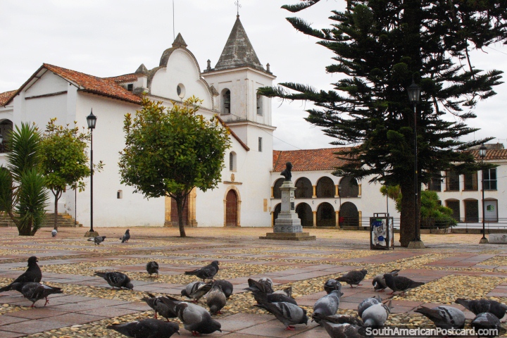 Parroquia de San Francisco en Tunja, plaza con palomas, arcos y techos de tejas rojas. (720x480px). Colombia, Sudamerica.