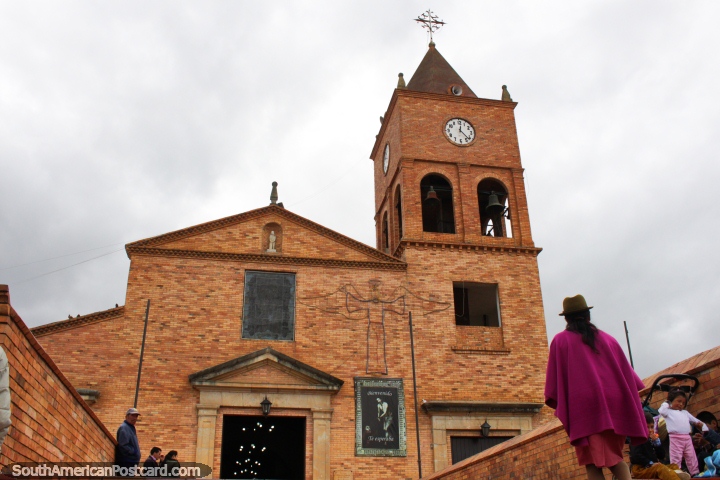 Parroquia Nuestra Senora das Nieves, igreja de tijolo e torre de sino em Tunja. (720x480px). Colômbia, América do Sul.