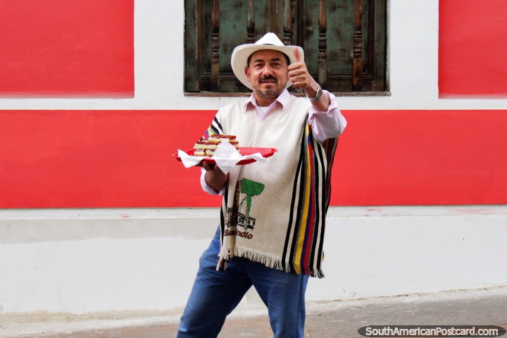 Homem em Tunja que vende queijo com quadrados de fruto na rua. (720x480px). Colômbia, América do Sul.