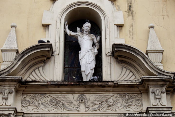 Figura religioso e fachada de pedra de igreja de Santa Barbara em Tunja. (720x480px). Colmbia, Amrica do Sul.