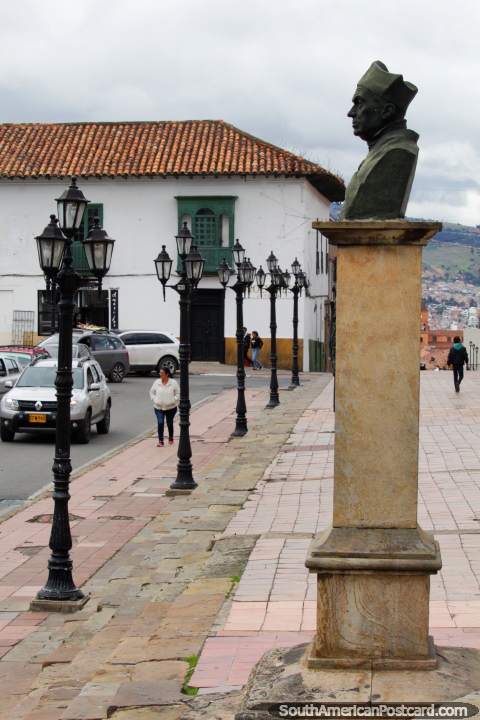 Fuera de la catedral mirando hacia la calle en Tunja. (480x720px). Colombia, Sudamerica.