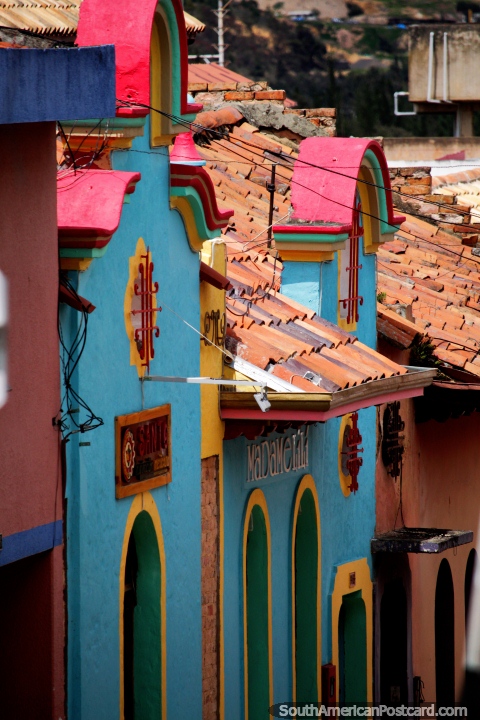 Cores bonitas, arcadas e telhados vermelho cobertos com telhas em Tunja central. (480x720px). Colômbia, América do Sul.