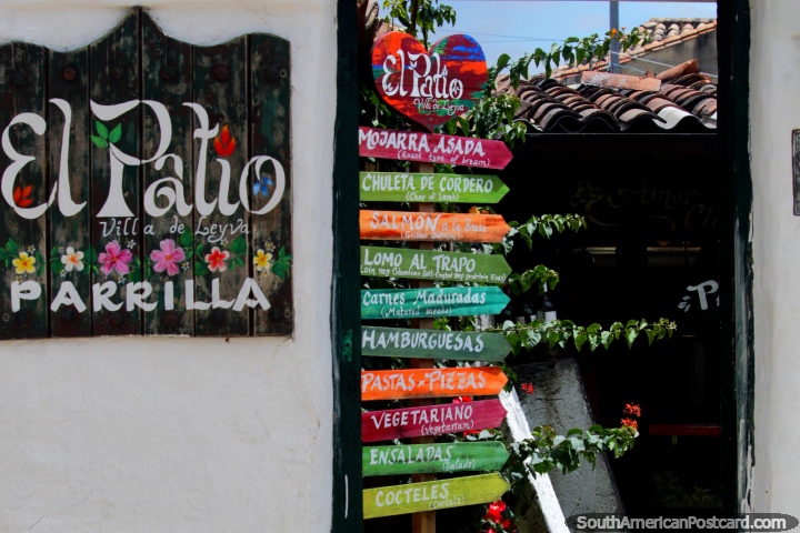 Restaurante El Patio em Villa de Leyva, conselho de cardpio, costeletas de cordeiro, grelhou salmo, massas e saladas. (720x480px). Colmbia, Amrica do Sul.