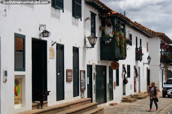 Edifïcios caiados e lojas com balcões de madeira e portas em Villa de Leyva. (720x480px). Colômbia, América do Sul.