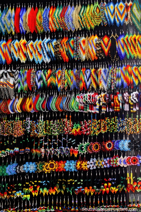 Pendientes hechos de pequeas cuentas de colores en una tienda de arte en Villa de Leyva. (480x720px). Colombia, Sudamerica.