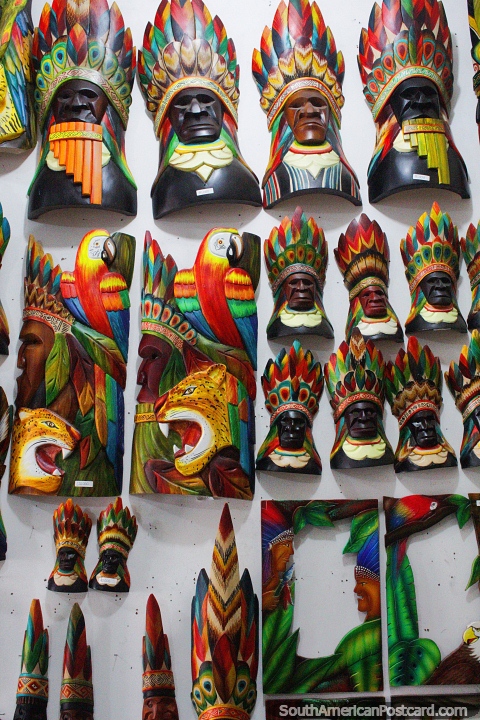 Mscaras indias indgenas con plumas, guacamayos y tigres, artesanas en Villa de Leyva. (480x720px). Colombia, Sudamerica.
