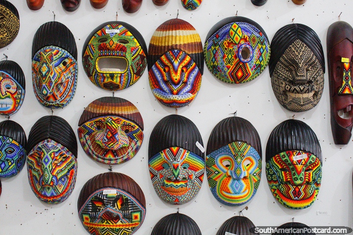 Estas máscaras indïgenas intricadas custam $USD60 em Villa de Leyva. (720x480px). Colômbia, América do Sul.