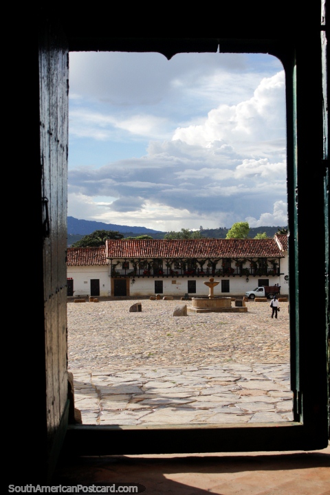 Da porta de igreja que olha para fora a enorme praa pblica em Villa de Leyva. (480x720px). Colmbia, Amrica do Sul.