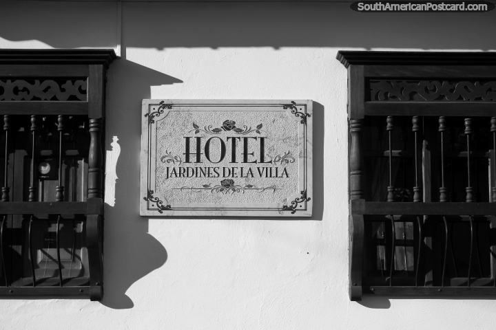 A fotografia preta e branca em Villa de Leyva ajusta o personagem das ruas. (720x480px). Colômbia, América do Sul.