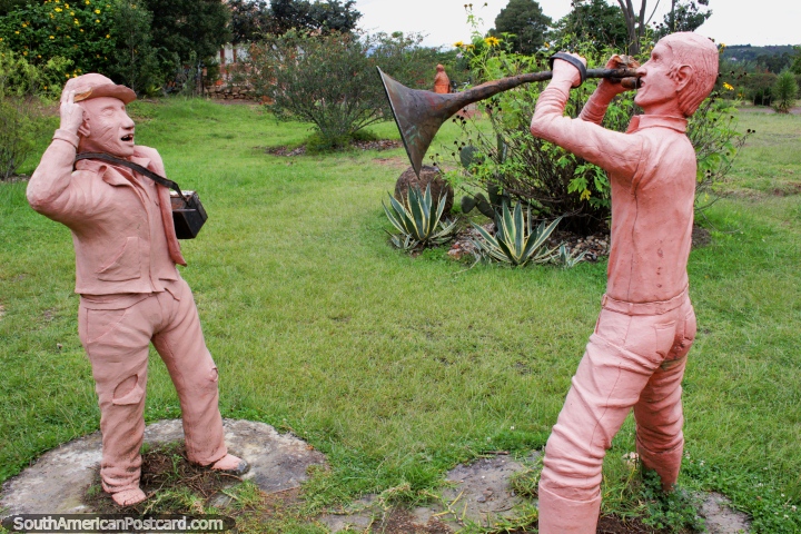 Ceramic men, one blows a horn, the other has a radio, the Terracotta House, Villa de Leyva. (720x480px). Colombia, South America.