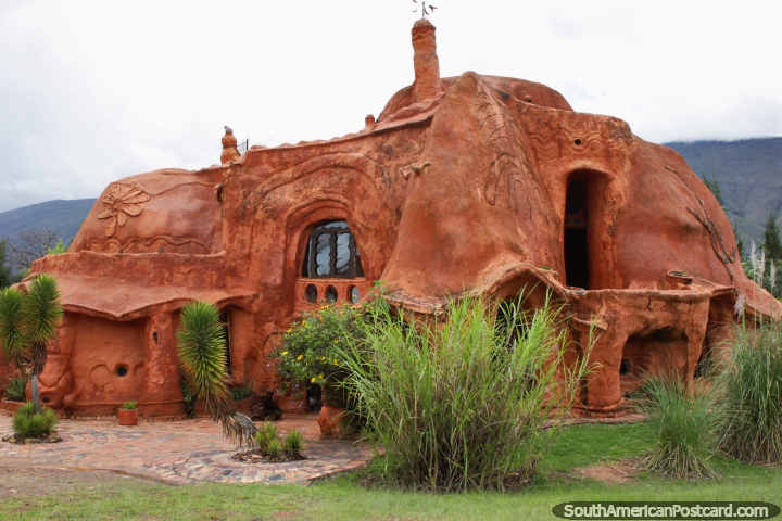 A Casa de Terracota constri-se pelo arquiteto colombiano Octavio Mendoza Morale nos anos 90 em Villa de Leyva. (720x480px). Colmbia, Amrica do Sul.