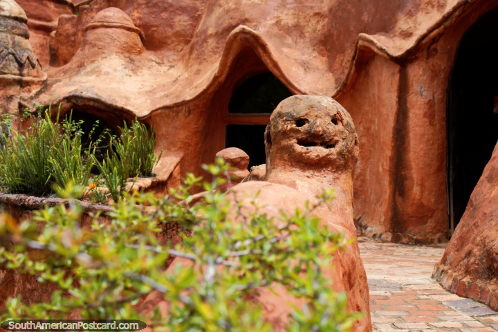 La Casa Terracota es la pieza de cermica ms grande del mundo, Villa de Leyva. (720x480px). Colombia, Sudamerica.