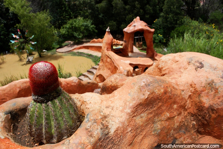 Cacto vermelho, viso do ptio de telhado abaixo para apoiar o ptio, o tanque e o jardim, a Casa de Terracota, Villa de Leyva. (720x480px). Colmbia, Amrica do Sul.