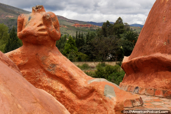 O figura descabeçado fez de cerâmico, zona rural e colinas na Casa de Terracota em Villa de Leyva. (720x480px). Colômbia, América do Sul.