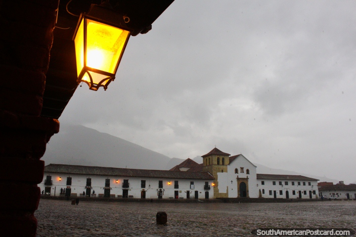 Fundado por Andr Daz Venero de Leyva en 1572, altitud 2149m, Villa de Leyva, Plaza Mayor. (720x480px). Colombia, Sudamerica.