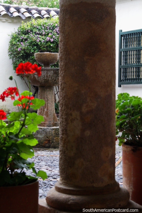 Fuente de piedra en el patio adoquinado de la Casa Museo Antonio Nariño en Villa de Leyva. (480x720px). Colombia, Sudamerica.
