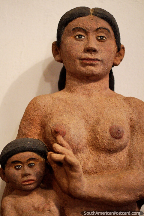 Mulher e criana, um trabalho de cimento por Luis Alberto Acuna chamou Bachue em Villa de Leyva. (480x720px). Colmbia, Amrica do Sul.